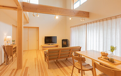 1階 家族が集う吹き抜けのLDK