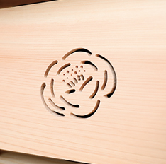 職人さんが細工した椿の透かし模様