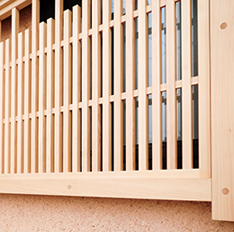 夜の姿が美しい町家の格子