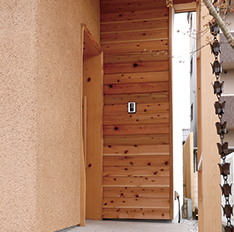 無垢の杉を使用した玄関戸と土壁
